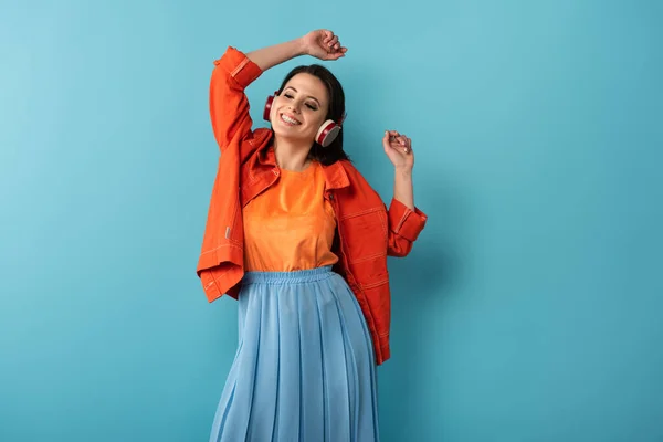 Lächelnde Frau Mit Kopfhörern Die Tanzt Und Musik Auf Blauem — Stockfoto