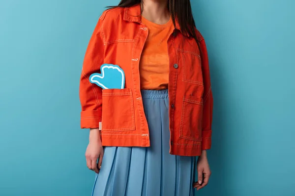 Vista Recortada Mujer Con Papel Como Chaqueta Sobre Fondo Azul — Foto de Stock