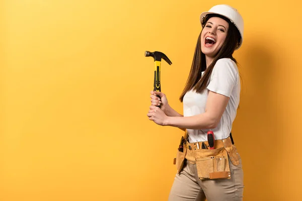 Lächelnde Handarbeiterin Helm Mit Hammer Auf Gelbem Hintergrund — Stockfoto