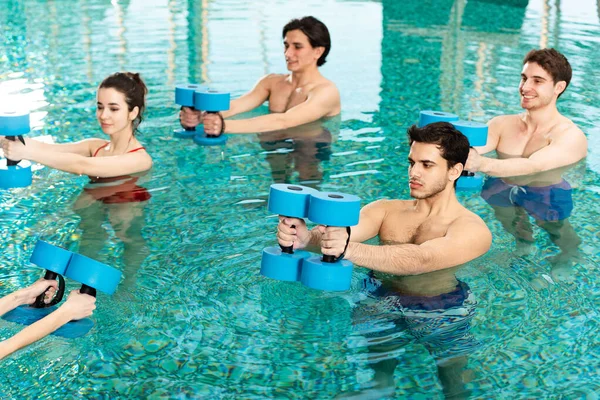 Gruppe Junger Leute Übt Mit Langhanteln Schwimmbad — Stockfoto