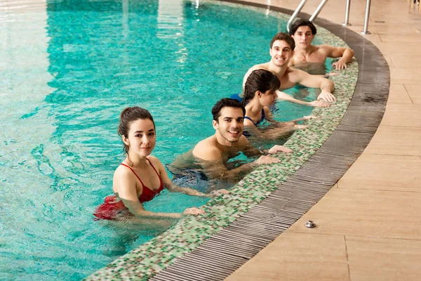 Lächelnde Menschen Blicken Beim Training Schwimmbad Die Kamera — Stockfoto