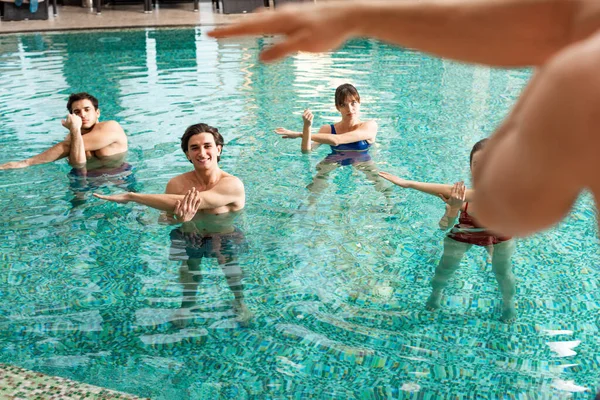 Enfoque Selectivo Del Formador Que Muestra Ejercicio Grupo Jóvenes Piscina — Foto de Stock