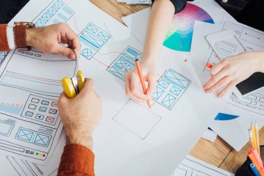 Zımba ve işaretleyici planlama uygulaması çerçeveli, akıllı telefonun yakınındaki ux tasarımcılarının kırpılmış görünümü