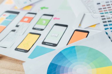 Renk çemberinin seçici odağı ve şablonlar ve ahşap masa üzerinde mobil web sitesi tasarımı