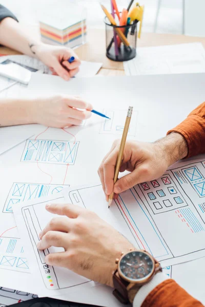 Vista Recortada Del Diseñador Celebración Lápiz Durante Planificación Aplicaciones Boceto — Foto de Stock