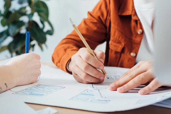 Vista Recortada Desarrolladores Con Lápiz Marcador Trabajando Con Proyecto Diseño —  Fotos de Stock