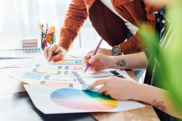 Selective Focus Developers Using Website Sketches Color Circle While Planning — Stock Photo, Image