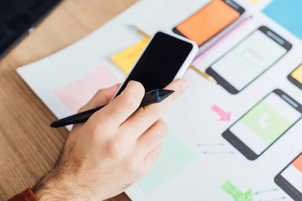 Vista Recortada Del Diseñador Utilizando Teléfono Inteligente Celebración Lápiz Gráficos — Foto de Stock