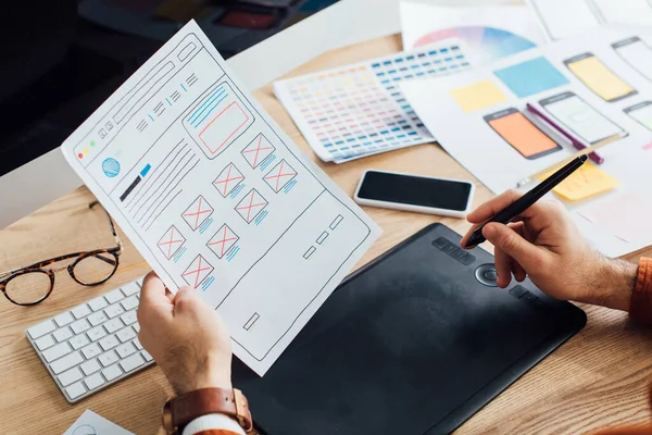 Gesneden Weergave Van Ontwerper Met Behulp Van Grafische Tablet Terwijl — Stockfoto