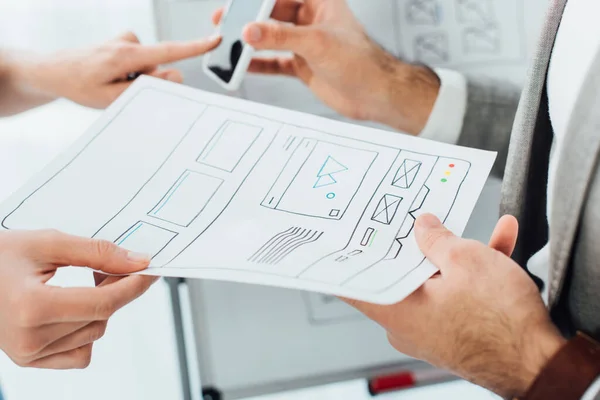 Cropped View Developers Using Smartphone Template Website Whiteboard Isolated White — Stock Photo, Image