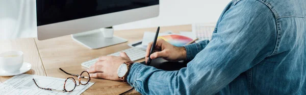 Vista Recortada Del Desarrollador Utilizando Gráficos Tableta Ordenador Cerca Bocetos — Foto de Stock