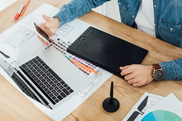 Ausgeschnittene Ansicht Des Designers Mit Smartphone Der Nähe Von Laptop — Stockfoto