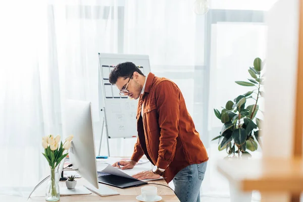 Enfoque Selectivo Del Diseñador Creativo Que Trabaja Proyecto Cerca Computadora — Foto de Stock