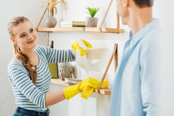 Enfoque Selectivo Chica Con Trapo Botella Detergente Estante Limpieza Sonriendo —  Fotos de Stock