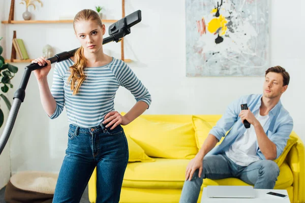 Selective Focus Woman Vacuum Cleaner Looking Camera Boyfriend Remote Controller — Stock Photo, Image