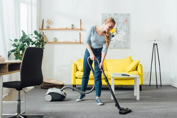 Wanita Tersenyum Membersihkan Karpet Dengan Vacuum Cleaner Ruang Tamu — Stok Foto