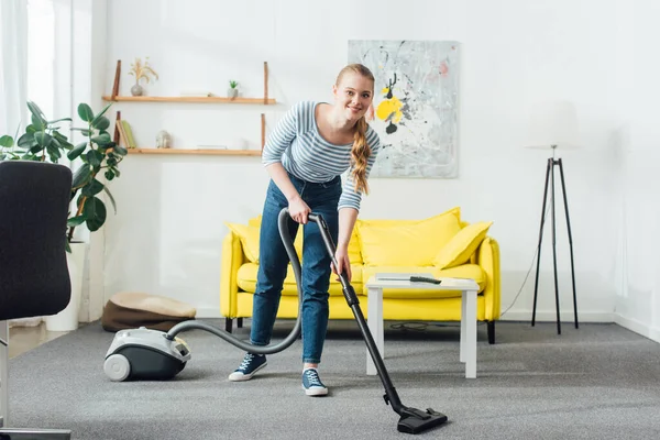 Attraktive Frau Lächelt Die Kamera Während Sie Wohnzimmer Teppich Mit — Stockfoto