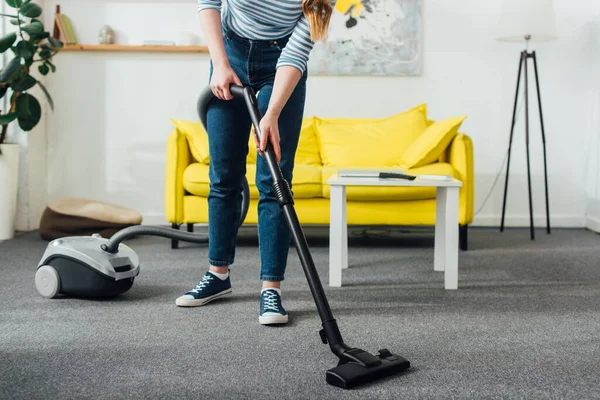 Pandangan Terpotong Dari Wanita Muda Menggunakan Vacuum Cleaner Saat Membersihkan — Stok Foto
