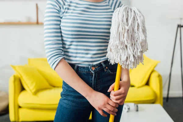 Oříznutý Pohled Ženu Držící Mop Obývací Pokoj — Stock fotografie