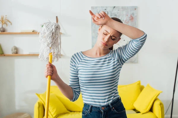 Fille Fatiguée Avec Main Près Tête Tenant Serpillière Dans Salon — Photo