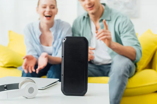 Selective Focus Wireless Speaker Headphones Laptop Coffee Table Smiling Couple — Stock Photo, Image