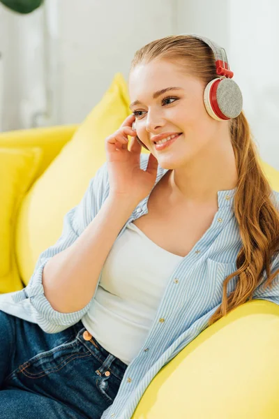 Όμορφη Χαμογελαστή Γυναίκα Ακούγοντας Μουσική Στα Ακουστικά Στο Σπίτι — Φωτογραφία Αρχείου