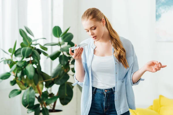 Hermosa Mujer Usando Altavoz Mientras Habla Teléfono Inteligente Sala Estar — Foto de Stock