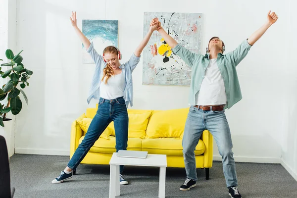 Pareja Positiva Auriculares Bailando Cerca Computadora Portátil Mesa Café Sala — Foto de Stock