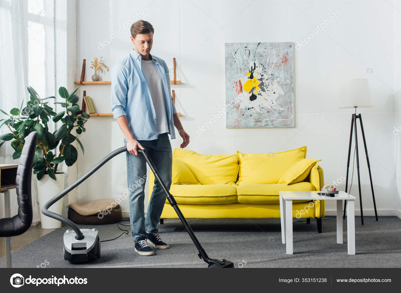 Persona · limpieza · sofá · aspiradora · hombre · salón - foto