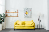 Interiér obývacího pokoje se žlutou pohovkou a podlahovou lampou