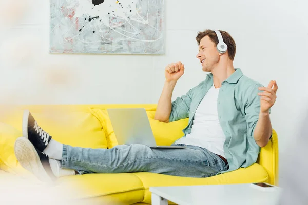 Side View Smiling Man Headphones Singing While Sitting Laptop Sofa — Stock Photo, Image