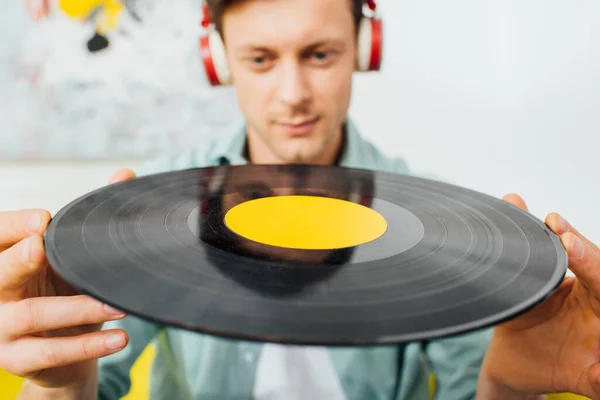 Foco Seletivo Jovem Fones Ouvido Com Recorde Vinil Casa — Fotografia de Stock