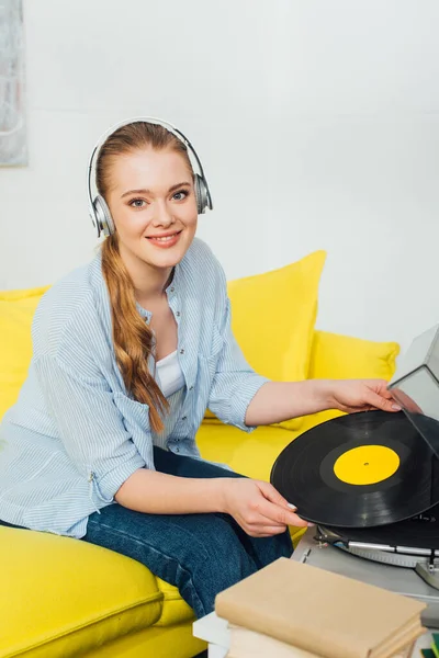 Beautiful Girl Headphones Smiling Camera While Using Record Player Books — Stock Photo, Image