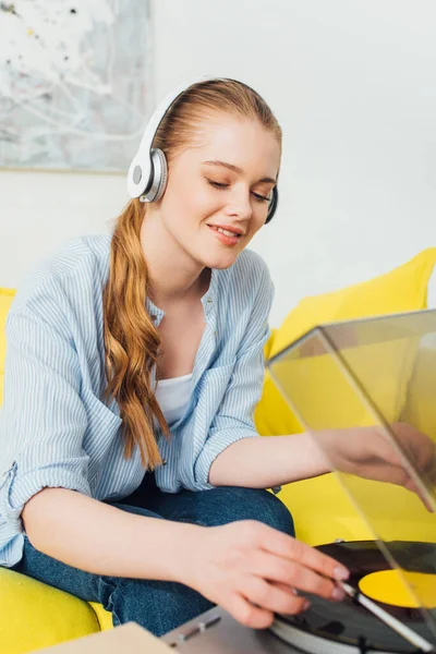 Selective Focus Smiling Woman Headphones Using Record Player While Sitting — Stock Photo, Image