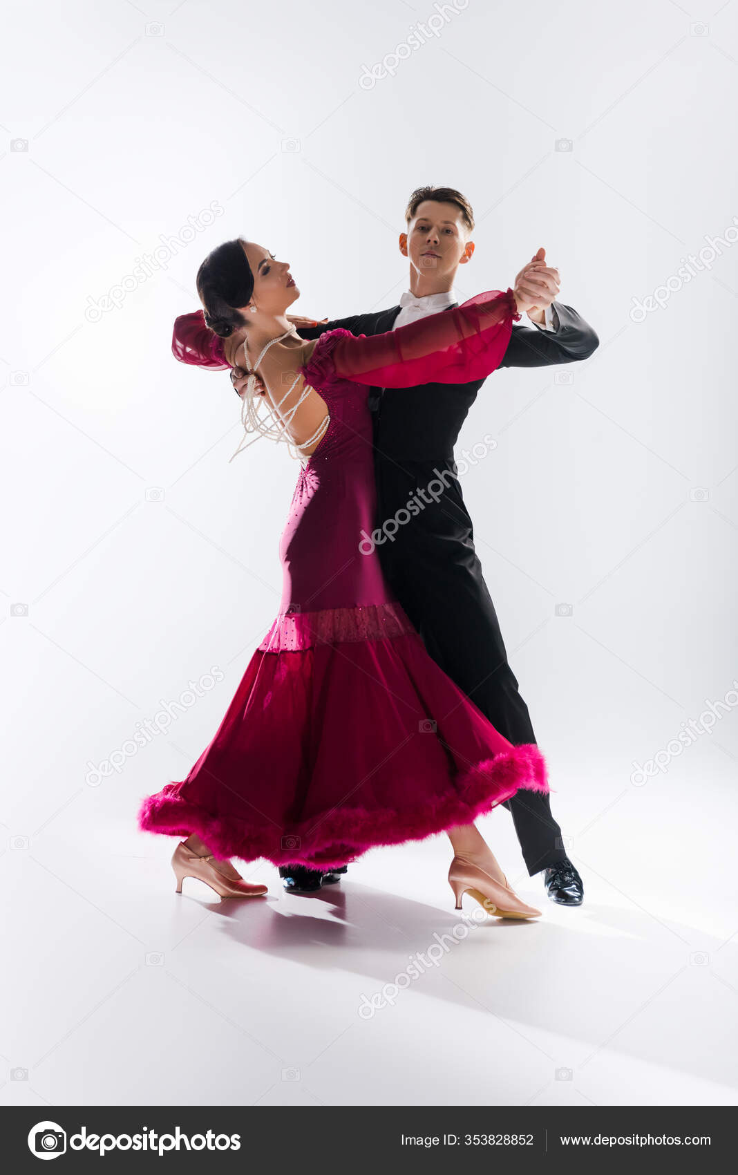 Κομψό Νεαρό Ζευγάρι Των Χορευτών Αίθουσα Χορού Κόκκινο Φόρεμα Στο —  Φωτογραφία Αρχείου © AndrewLozovyi #353828852