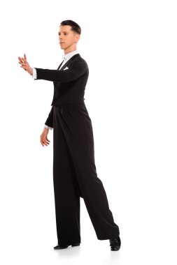 Beyazların üzerinde yalnız dans eden zarif genç balo dansçısı.