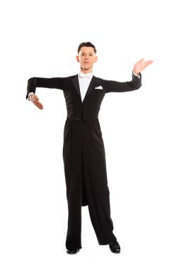 Beyazların üzerinde yalnız dans eden zarif genç balo dansçısı.