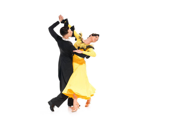 элегантная молодая пара танцовщиц танцующих изолированно на белом
