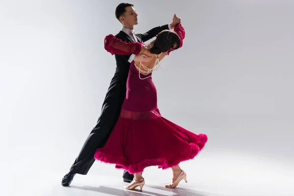 Elegante Pareja Joven Bailarines Salón Vestido Rojo Traje Bailando Blanco —  Fotos de Stock