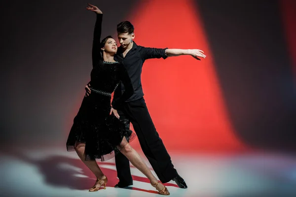 Elegante Pareja Joven Bailarines Salón Bailando Luz Roja — Foto de Stock