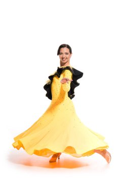 Sarı elbiseli, beyaz elbiseyle dans eden zarif, genç balo dansçısı.