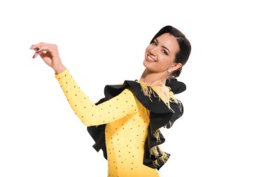 Gülümseyen zarif, sarı elbiseli balo dansçısı beyazlar içinde yalnız dans ediyor.