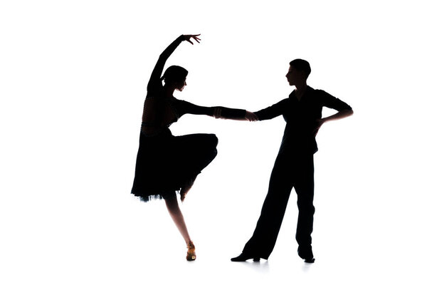 Силуэты элегантной пары танцовщиц, танцующих изолированно на белом
