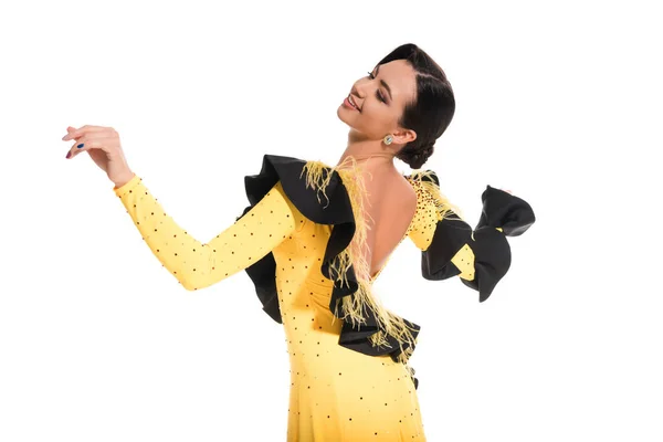 Улыбающаяся Элегантная Молодая Танцовщица Желтом Платье Танцующая Отдельно Белом — стоковое фото