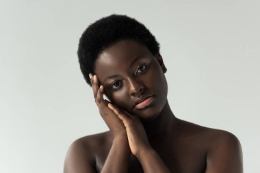 Çekici, şeffaf, Afro-Amerikalı, dokunaklı yüzü gri renkte.