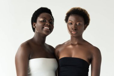 Neşeli Afro-Amerikan dostları Griler 'de izole edilmiş. 