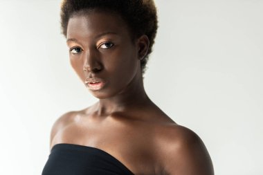 Siyah bluzlu çekici Afro-Amerikalı kız, griye bürünmüş.