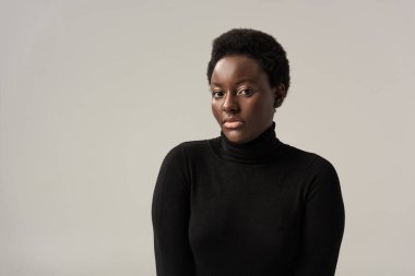 Siyahi balıkçı yaka yakalı Afrikalı Amerikalı kız Grey 'de izole edilmiş.