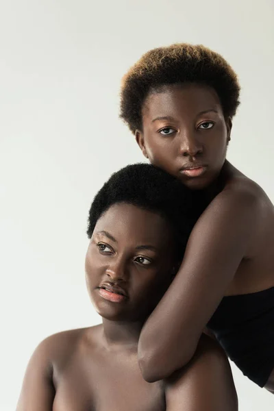 Séduisantes Copines Afro Américaines Isolées Sur Gris — Photo