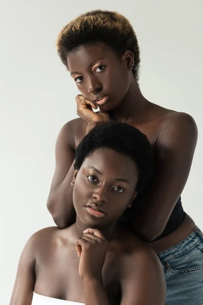 Afro Amerikai Nők Tetején Álló Elszigetelt Szürke — Stock Fotó